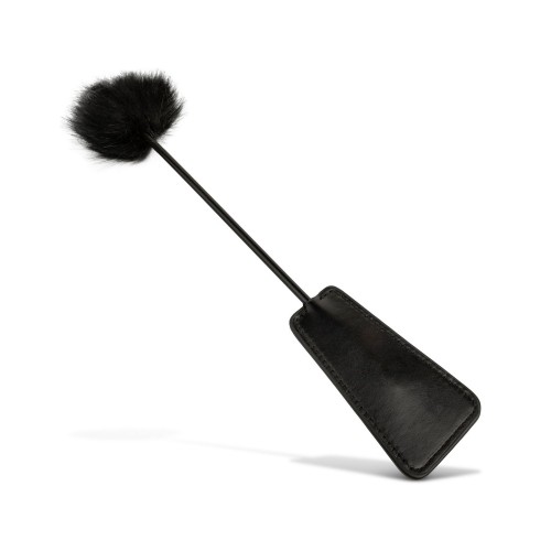 EasyToys Fluffy Tickler and Whip svart 2-i-1 BDSM-redskap med mjuk fluffig tickler och piska – för sinneslek och maktspel