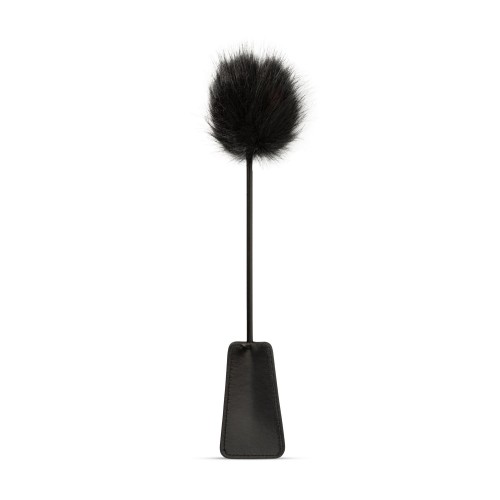 EasyToys Fluffy Tickler and Whip svart 2-i-1 BDSM-redskap med mjuk fluffig tickler och piska – för sinneslek och maktspel