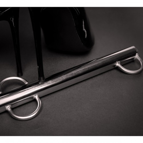 Ouch by Shots justerbar spreader bar i järn med flera krokar för bondage och BDSM-lekar