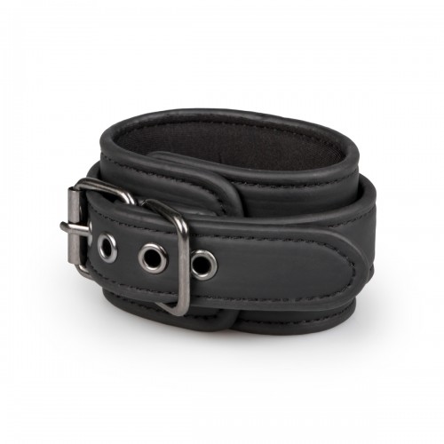 EasyToys Black Fetish Under The Mattress Restraint Set svart – sängbondage med justerbara remmar under madrassen och bojor för handleder och fotleder