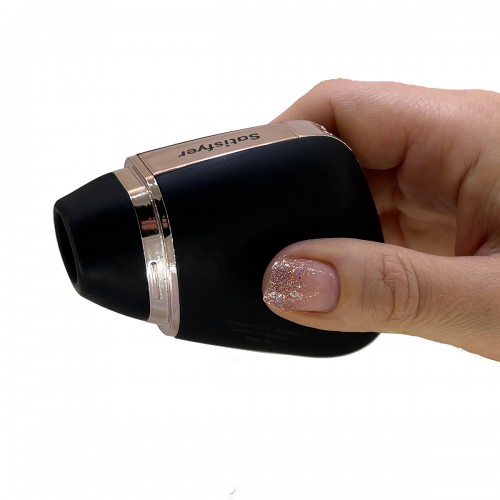 Satisfyer Love Triangle svart klitorisstimulator med tryckvågor, vibrationer och appstyrning via Satisfyer Connect