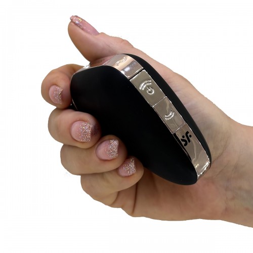 Satisfyer Love Triangle svart klitorisstimulator med tryckvågor, vibrationer och appstyrning via Satisfyer Connect