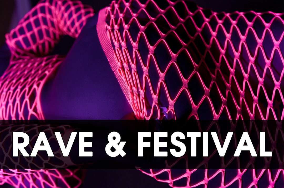 Rave & Festival – sexiga kläder och neonaccessoarer | box2you.se Kvinna i rosa nätstrumpbyxor i neonljus – Rave & Festival hos box2you.se
